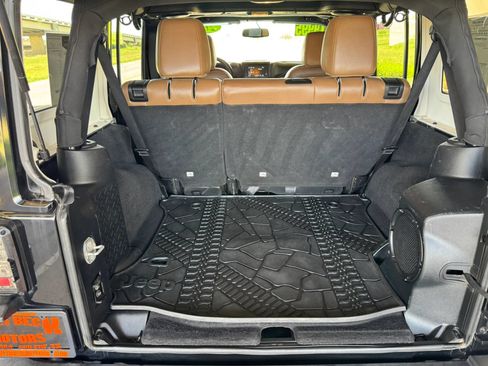 Used 2014 Jeep Wrangler Unlimited Rubicon w/ Connectivity Group AWD/4WD image 19