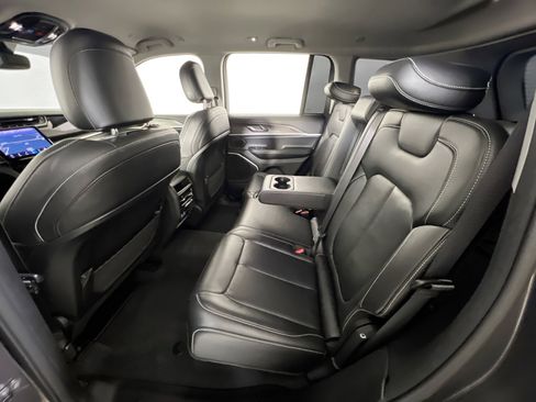 Used 2022 Jeep Grand Cherokee Limited image 24