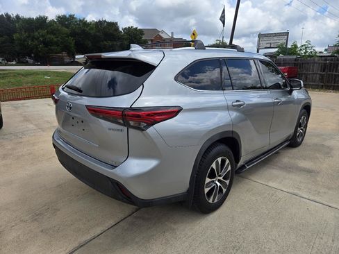 Used 2020 Toyota Highlander XLE AWD/4WD image 8