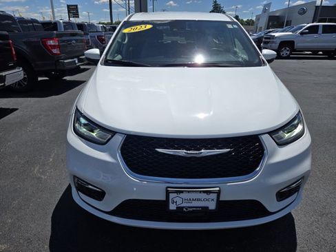 Used 2023 Chrysler Pacifica Touring-L FWD image 3
