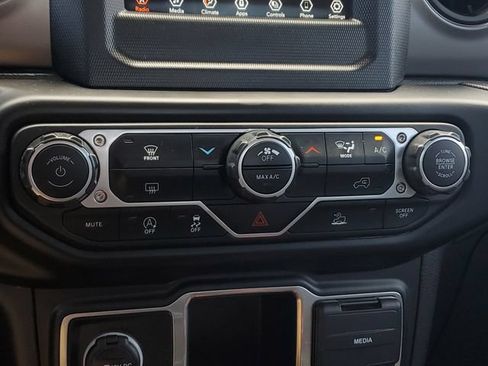 Certified 2023 Jeep Gladiator Sport AWD/4WD image 30