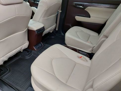 Used 2021 Toyota Highlander Platinum image 42