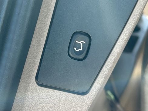 Used 2016 Chrysler Town & Country Touring-L image 15