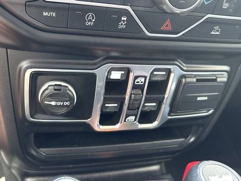 Used 2022 Jeep Wrangler Unlimited Sahara AWD/4WD image 34