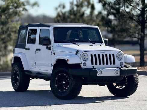 Used 2015 Jeep Wrangler Unlimited Sahara w/ Connectivity Group image 12