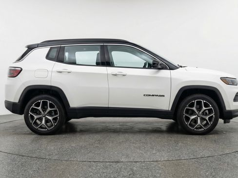 Used 2025 Jeep Compass Limited image 11