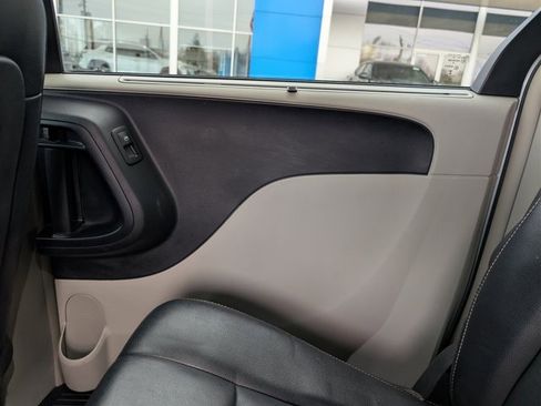 Used 2015 Chrysler Town & Country Touring w/ Driver Convenience Group image 18