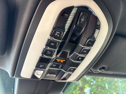 Used 2016 Porsche Cayenne AWD/4WD image 23