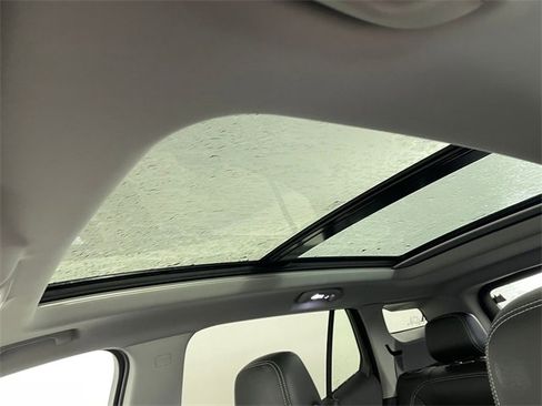 Used 2024 GMC Terrain SLT w/ Infotainment Package II image 10