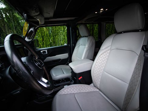 Used 2022 Jeep Wrangler Unlimited Sahara AWD/4WD image 16