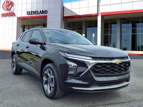 Used 2024 Chevrolet Trax LT image 2