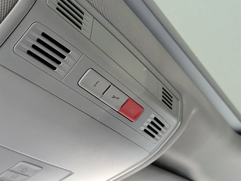 Used 2018 Volkswagen Tiguan SEL image 27