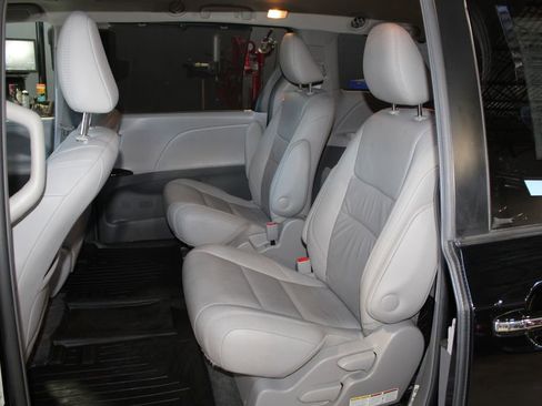 Used 2017 Toyota Sienna XLE Premium image 15