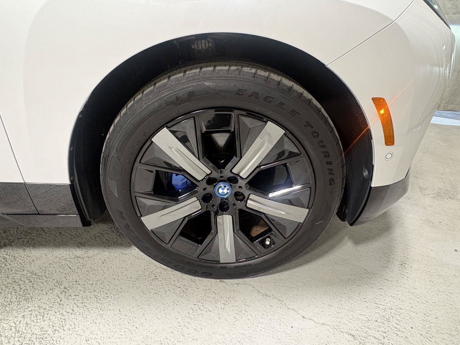 Used 2023 BMW iX xDrive50 w/ Premium Package AWD/4WD image 33