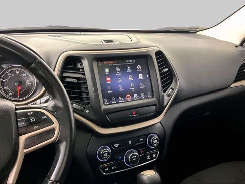 Used 2017 Jeep Cherokee Latitude FWD image 6