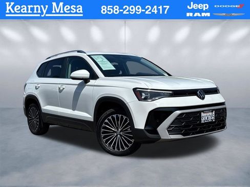 Used 2025 Volkswagen Taos SE FWD image 1