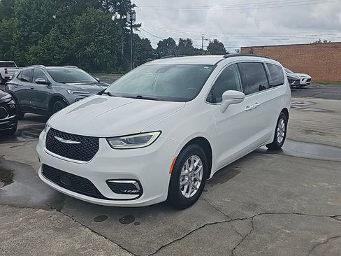 Used 2022 Chrysler Pacifica Touring-L image 4