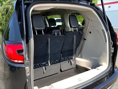 Used 2022 Chrysler Pacifica Touring-L FWD image 27