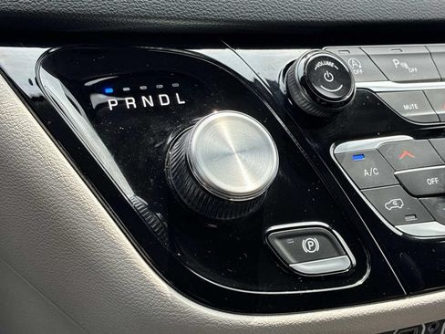 Used 2023 Chrysler Pacifica Touring-L FWD image 33