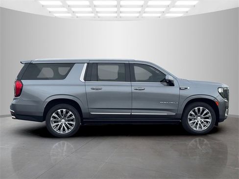 Used 2021 GMC Yukon XL Denali w/ Denali Premium Package image 8