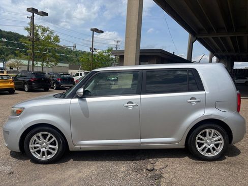 Used 2009 Scion xB FWD image 2