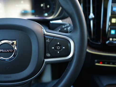 Used 2022 Volvo XC60 B5 Momentum image 34