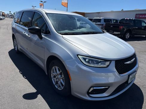Used 2024 Chrysler Pacifica Touring-L FWD image 7