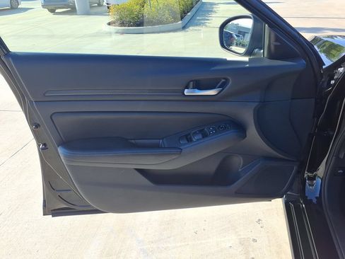 Used 2025 Nissan Altima 2.5 SV FWD image 12
