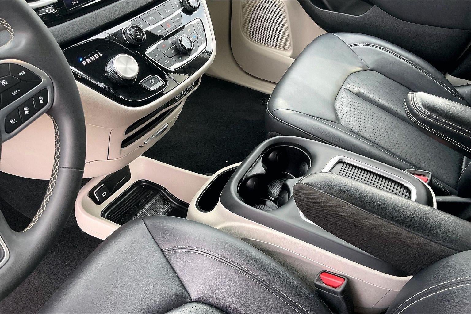 Used 2024 Chrysler Pacifica Touring-L FWD image 17