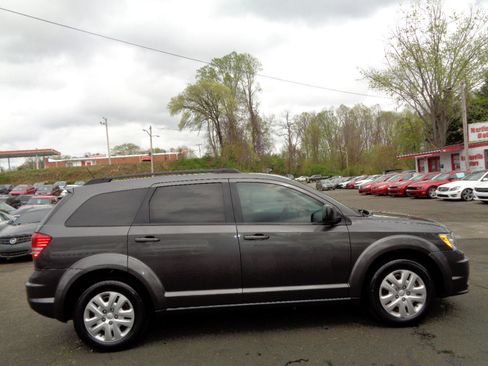 Used 2018 Dodge Journey SE image 4
