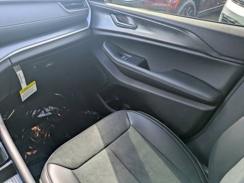 New 2025 Jeep Grand Cherokee Altitude image 14