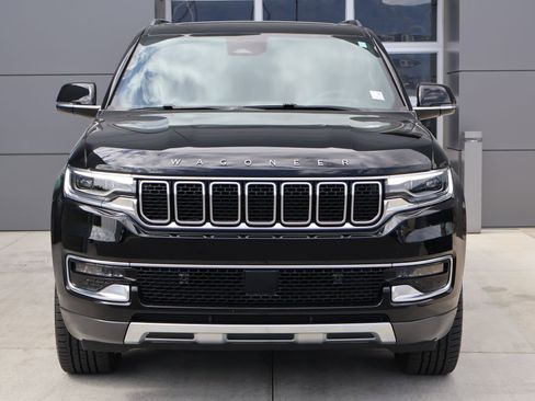 Used 2022 Jeep Wagoneer Series III w/ Premium Group I AWD/4WD image 2