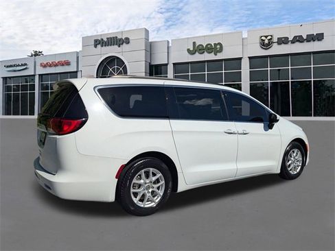 Used 2021 Chrysler Voyager Lxi image 3