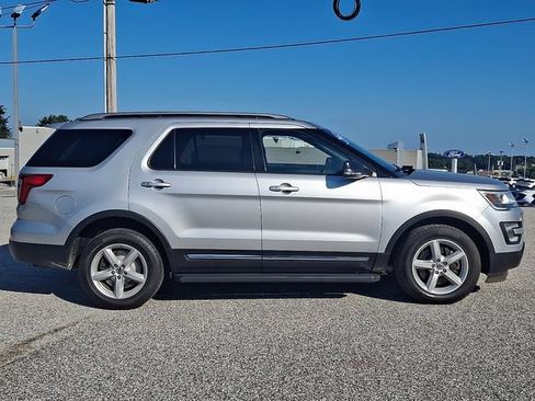 Used 2017 Ford Explorer XLT AWD/4WD image 10