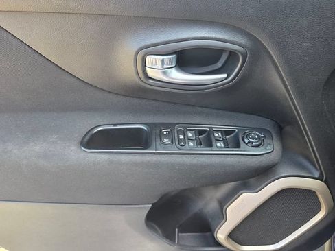 Used 2017 Jeep Renegade Latitude FWD image 9