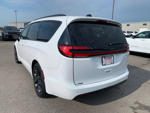 Used 2025 Chrysler Pacifica Limited FWD image 5