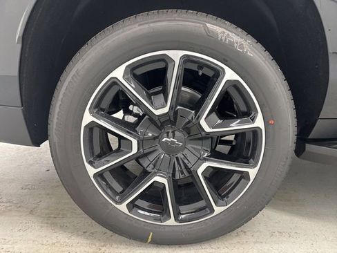 New 2026 Chevrolet Suburban RST w/ RST Capability Package AWD/4WD image 38