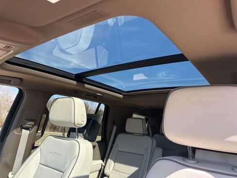 Used 2025 GMC Yukon Denali w/ Denali Reserve Package image 27