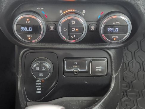 Used 2016 Jeep Renegade Trailhawk w/ Premium Trailhawk Package AWD/4WD image 19