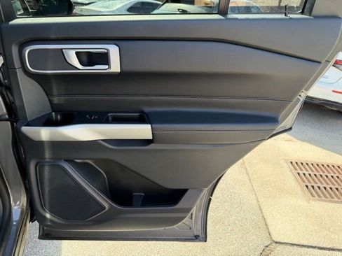 Used 2021 Ford Explorer XLT image 36