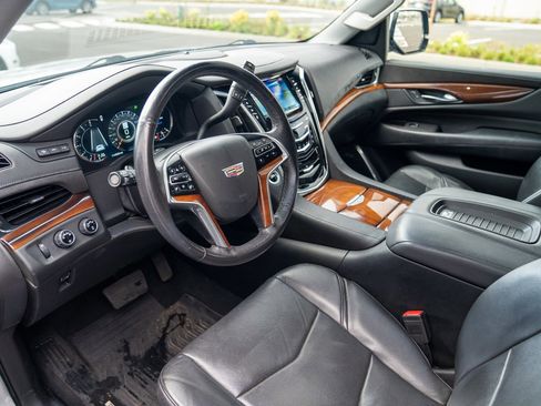 Used 2018 Cadillac Escalade Premium Luxury image 4