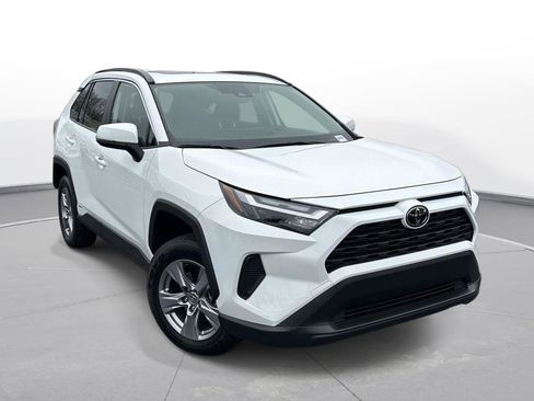 Used 2025 Toyota RAV4 XLE w/ Convenience Package image 4