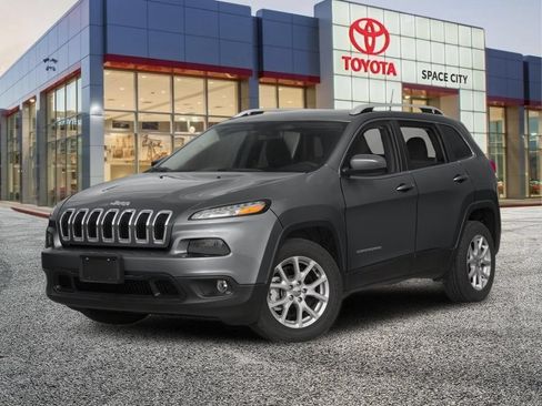 Used 2016 Jeep Cherokee Latitude w/ Comfort & Sound Group FWD image 2
