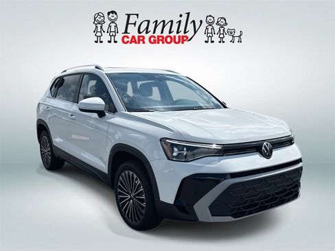 Used 2025 Volkswagen Taos SE FWD image 2