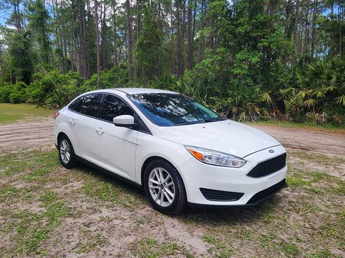 Used 2018 Ford Focus SE FWD image 3