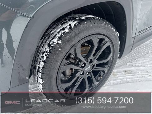 Used 2020 GMC Terrain SLE w/ Driver Convenience Package image 2