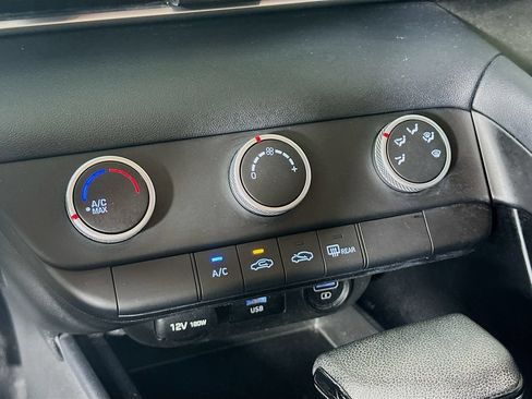 Used 2022 Hyundai Elantra SE FWD image 20