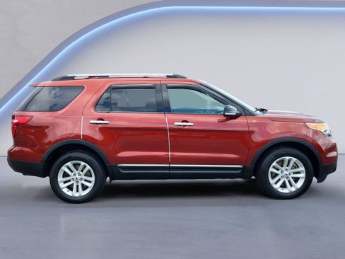 Used 2014 Ford Explorer XLT w/ Equipment Group 202A AWD/4WD image 2