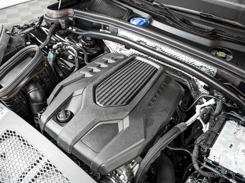 Certified 2025 Porsche Macan image 12