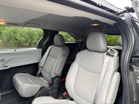 Used 2025 Toyota Sienna XLE AWD/4WD image 9